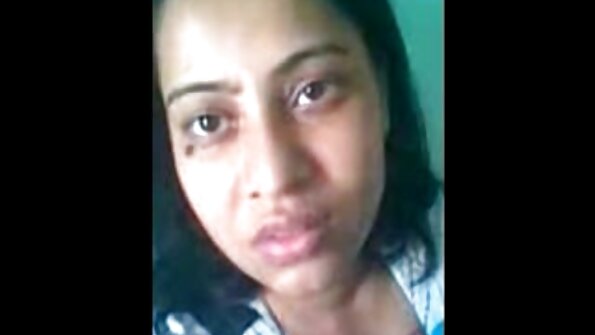 සියුම් තන පුඩු කිහිපයක් ඇති දුඹුරු පැහැ කාන්තාවක් බ්ලෝ ජොබ් කරමින් සිටින අතර ඇය ලිංගිකව හැසිරෙමින් සිටී