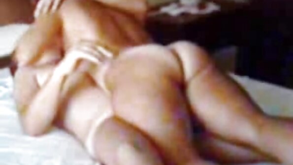මනරම් සිහින් ගැහැනියක් කුකුළෙකු උගුරේ ගැඹුරට ගන්නවා