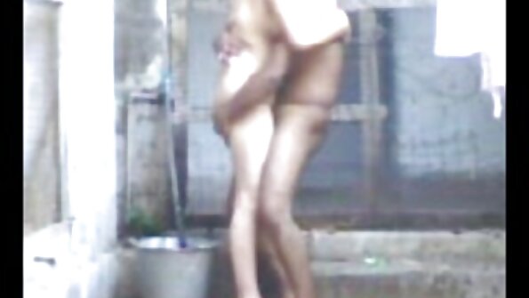 මෙම වීඩියෝවේ සිටින දුඹුරු පැහැ කාන්තාවක් සහ brunette පිරිමි ළමයෙකු සමඟ ත්‍රිත්වයක් ඇත