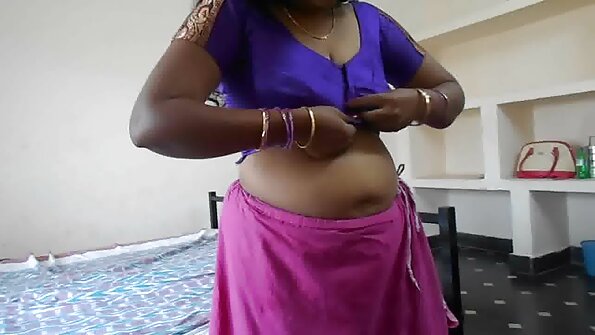 විශාල තන පුඩු ඇති බිම්බෝ විශාල කුකුළෙකු විසින් ඇගේ කකුල විනාශ කරයි