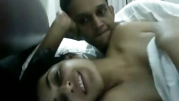 pigtails සමග Blonde ඇගේ සහකරු විසින් දළ වශයෙන් හසුරුවනු ලැබේ