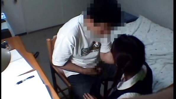 පොත් පණුවන් යොවුන් වියේ පසුවන ඇය ඇගේ කින්කි මහාචාර්යවරයා සමඟ දැඩි ලිංගික සංසර්ගයක් පවත්වයි