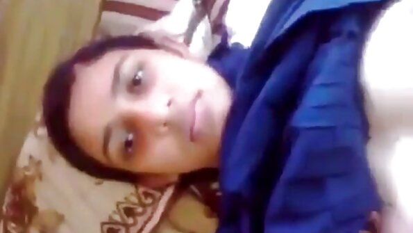 Brunette dollfaces මේසය මත විස්මිත ලෙස්බියන් ලිංගික සංසර්ගය සිදු කරයි