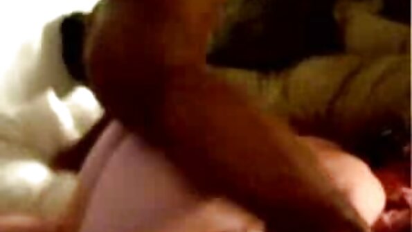Busty MILF කළු සහකාරිය දැඩි ලෙස්බියන් ලිංගිකත්වයට ආකර්ෂණය කරයි