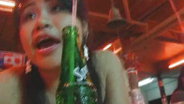 විශාල ව්‍යාජ පියයුරු ඇති brunette ඇගේ සහකරු විසින් ලෙවකනු ලැබේ