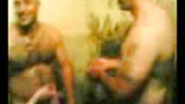 මෙම වීඩියෝවේ brunette තනිව සිටියි, ඇයගේ පුකේ තොල් සමඟ සෙල්ලම් කරයි