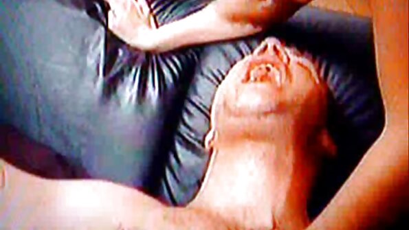 පැටියෙක් ඉණිමඟට එයාගේ පුකේ ගහනවා
