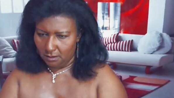 ලස්සන පියයුරු ඇති අතහැර දැමූ බිළිඳා පිරිමි ළමයින් දෙදෙනෙකුට ලබා දෙයි
