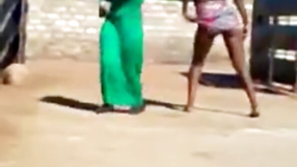 ස්වාභාවික විශාල තන පුඩු සහිත බිම්බෝවක් ඇය විශාල ඩික් පදින ආකාරය පෙන්වයි