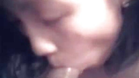 brunette පුටුව මත තනි ස්වයං විනිවිද යාමක් කරයි