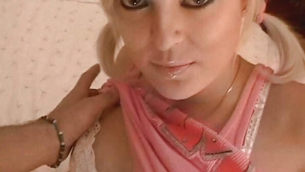 සරාගී සිරුරක් ඇති විශ්ව විද්‍යාල දැරියක් කුකුළෙකු උරා බොමින් සිටී