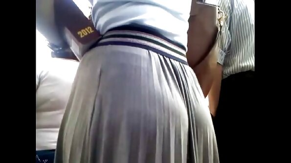 සරාගී පැටියෙකු සහිත කෙස් කළඹක් ඇති බූරුවෙක් ඇඳ මත කෙලවමින් සිටී