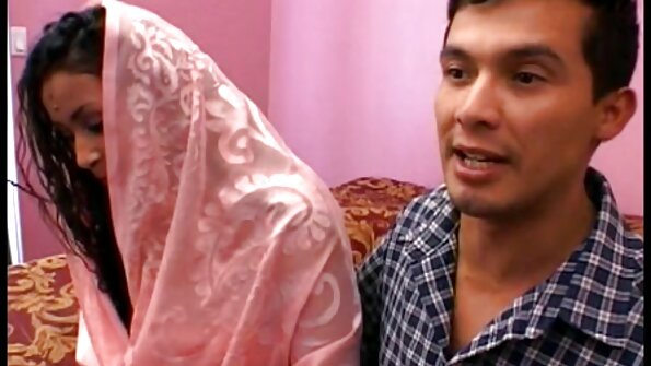 සරාගී සිනහවකින් යුත් දුඹුරු පැහැ කාන්තාවක් ඇගේ පුරුෂයා විසින් ගුද මාර්ගයෙන් පහර ගසයි