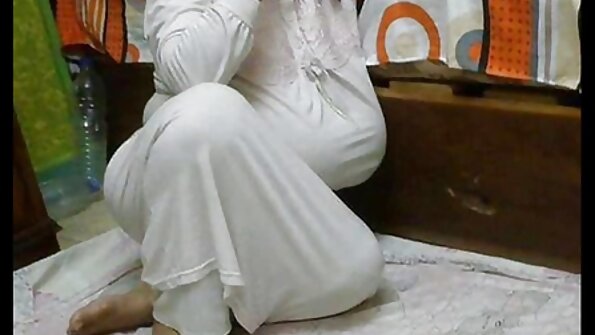 ඇලෙනා ක්‍රොෆ්ට්ගේ අසුව ඇය පදින විට ඩික් වලින් පිරී ඇත